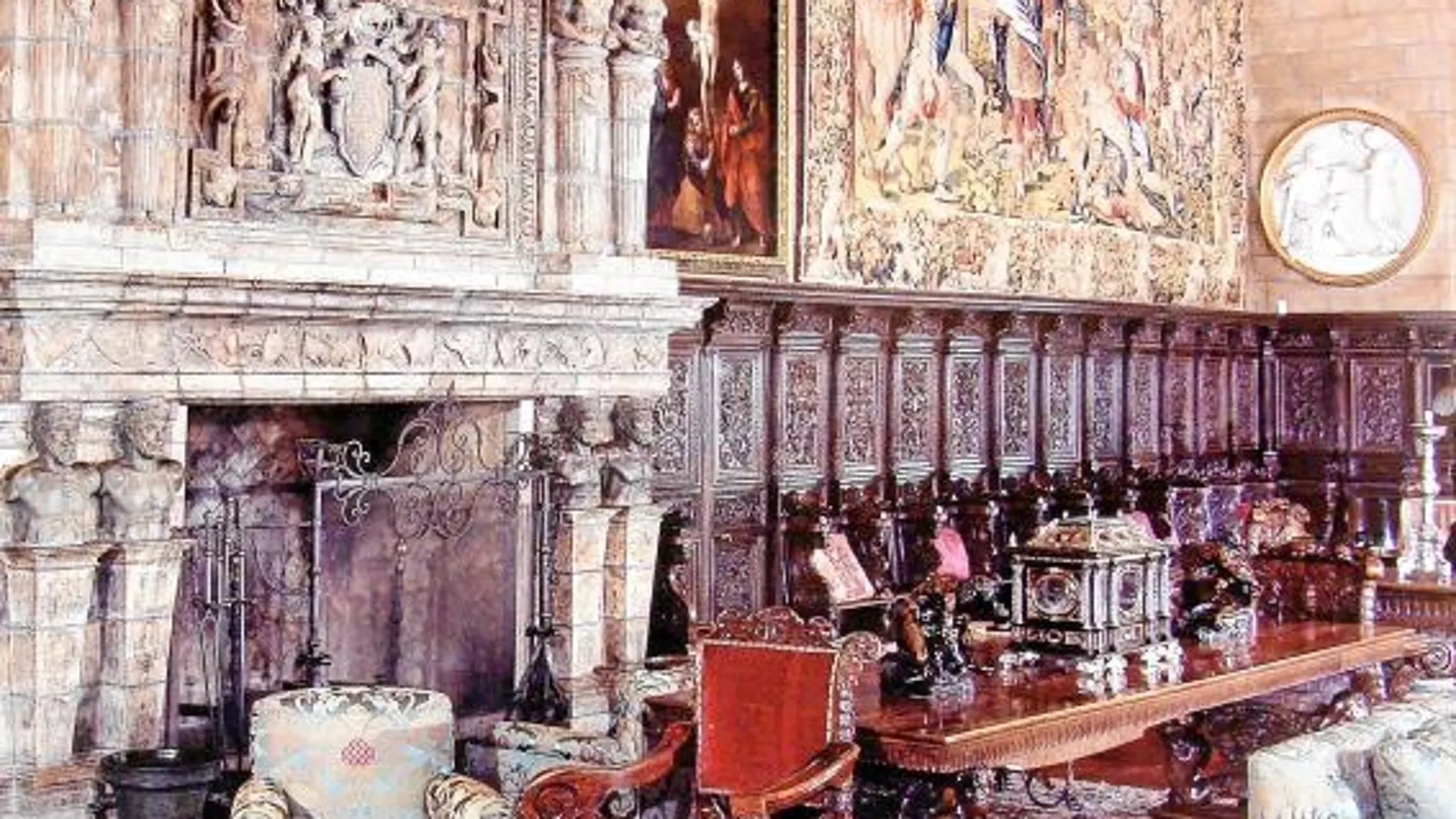 Interior de la Casa Grande (California), con dos tapices españoles de la escuela del siglo XVII