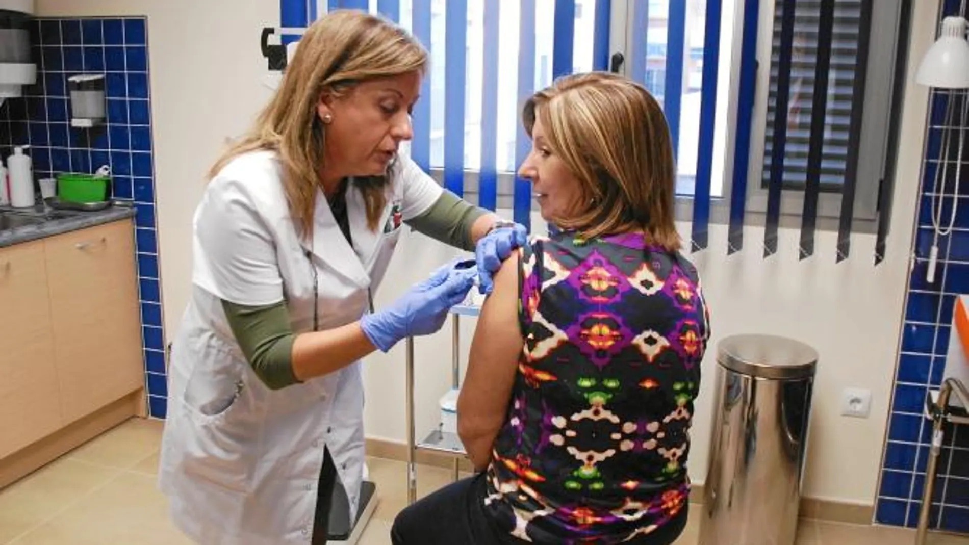 La consejera Palacios recibió ayer la vacuna contra la gripe