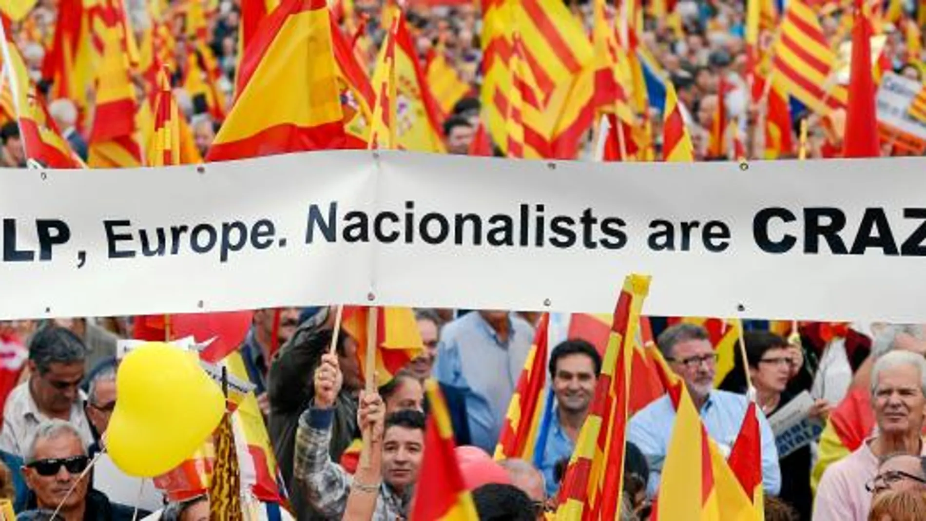 Cientos de miles de catalanes, contrarios a las propuestas soberanistas de Artur Mas, se manifestaron por las calles de Barcelona el pasado 12 de octubre con lemas como el de la foto: «Ayuda, Europa. Los nacionalistas están locos».