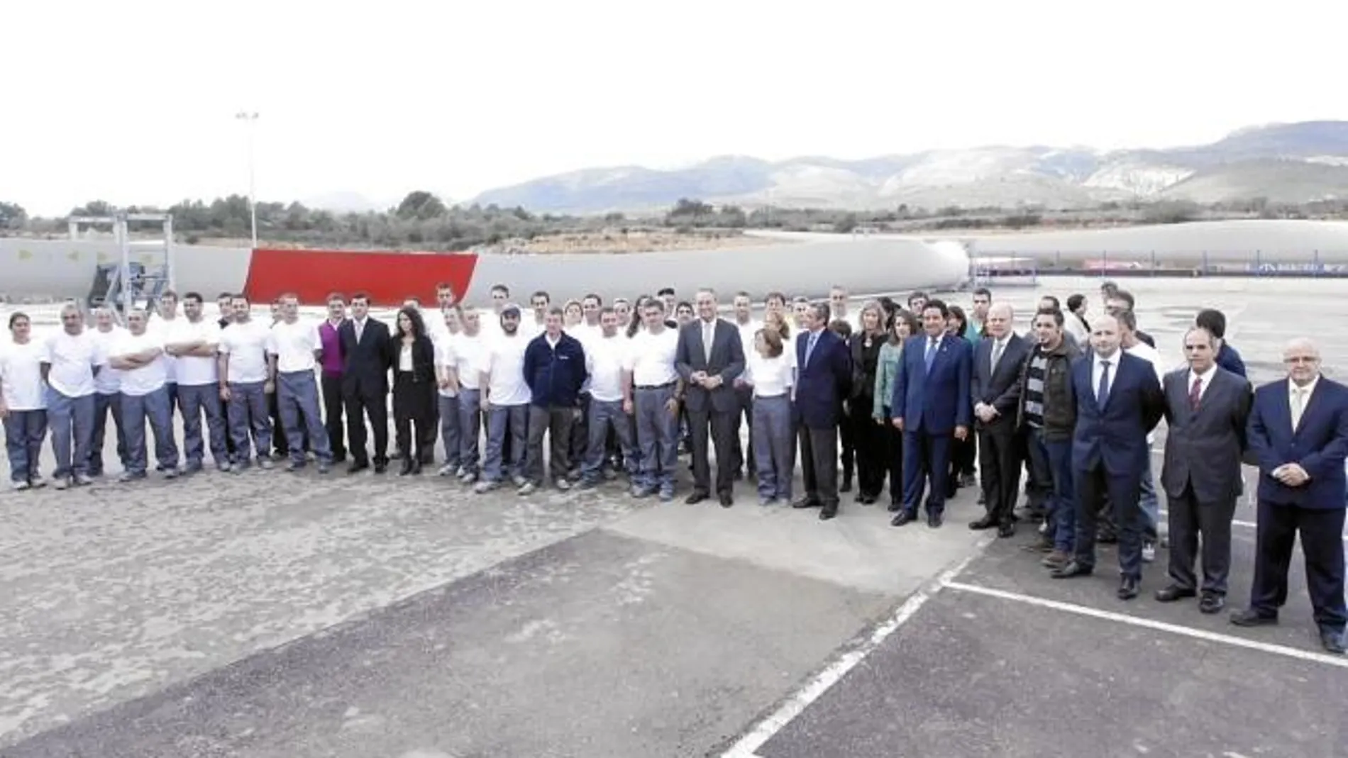 El presidente de la Generalitat, Alberto Fabra, visitó ayer la multinacional LM Wind Power situada en Coves de Vinromà (Castellón)
