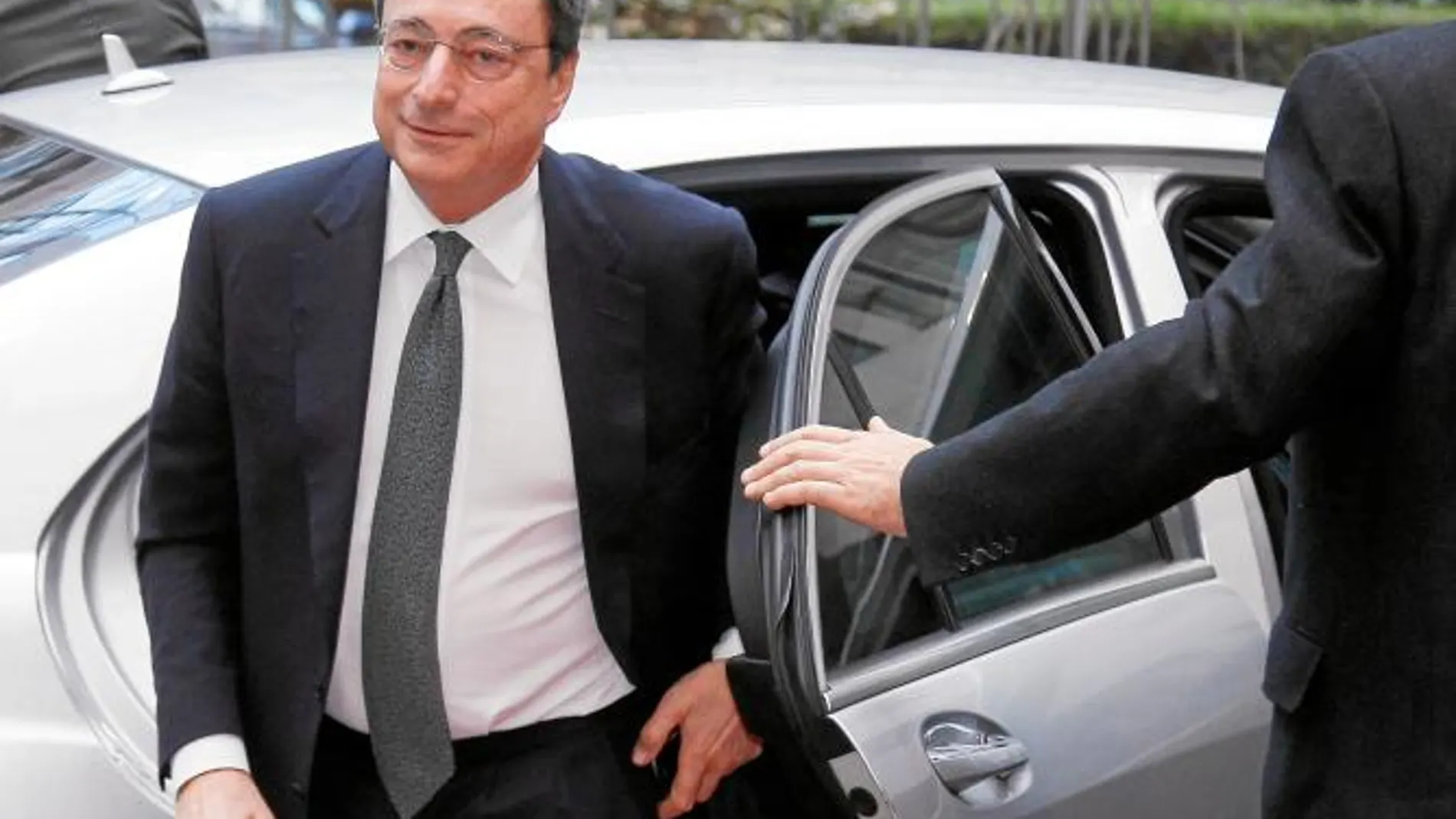 Mario Draghi reunirá a los miembros del BCE en los primeros días de septiembre para impulsar soluciones no convencionales contra la crisis de deuda