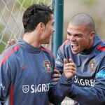 Cristiano Ronaldo bromea con Pepe, ayer, en el entrenamiento