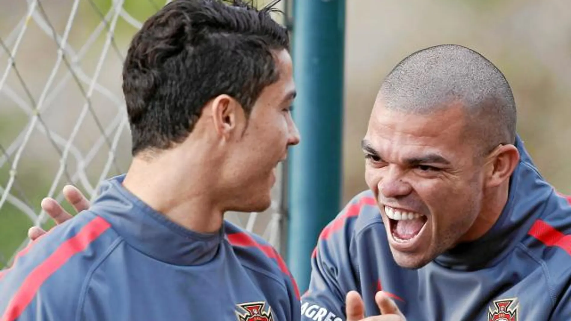 Cristiano Ronaldo bromea con Pepe, ayer, en el entrenamiento