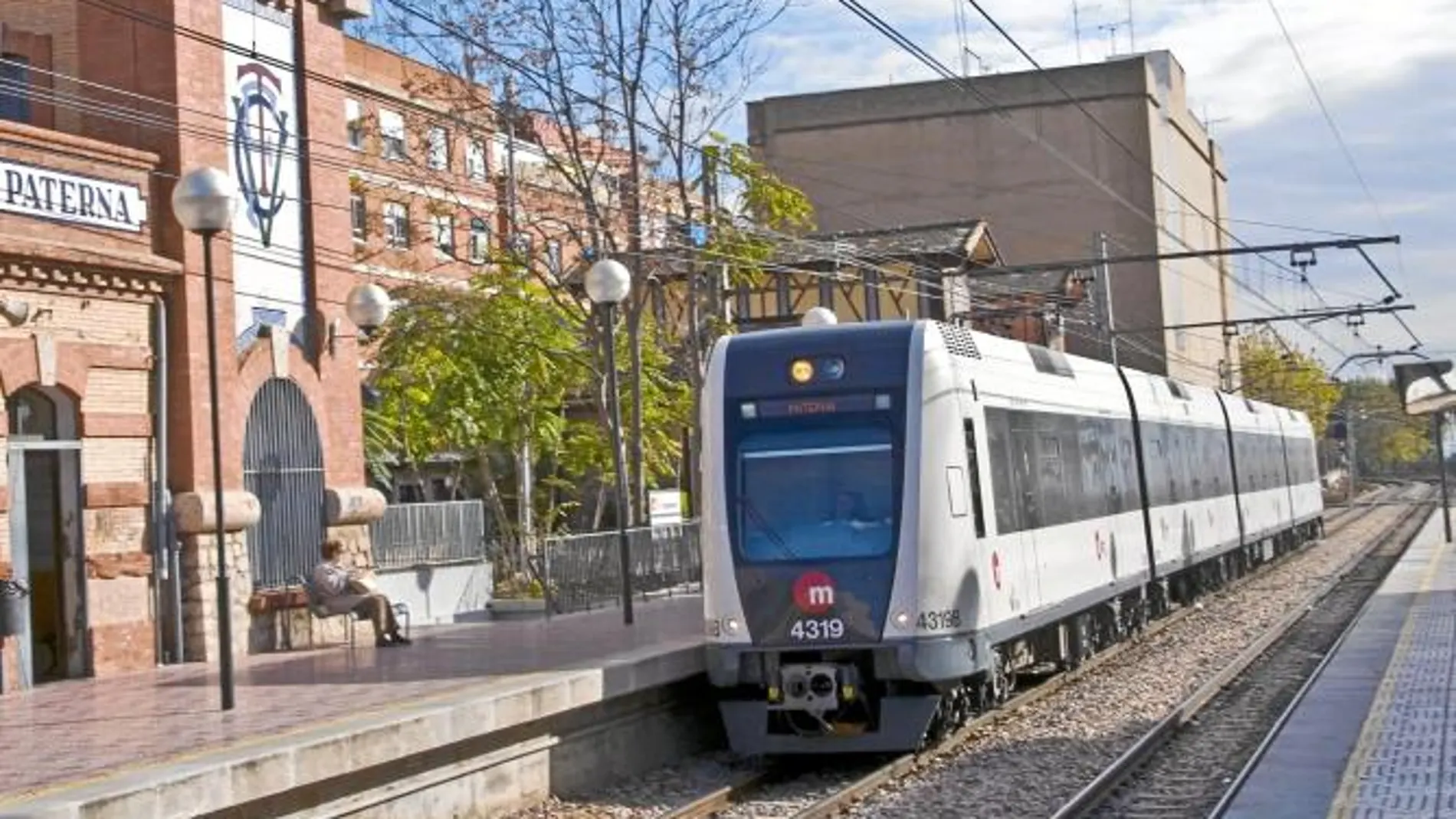 Cortan la circulación del metro de Valencia tras saltar una mujer a las vías