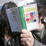 En la guía sexual distribuida en los institutos andaluces abundan las imágenes explícitas y que fomentan la homosexualidad