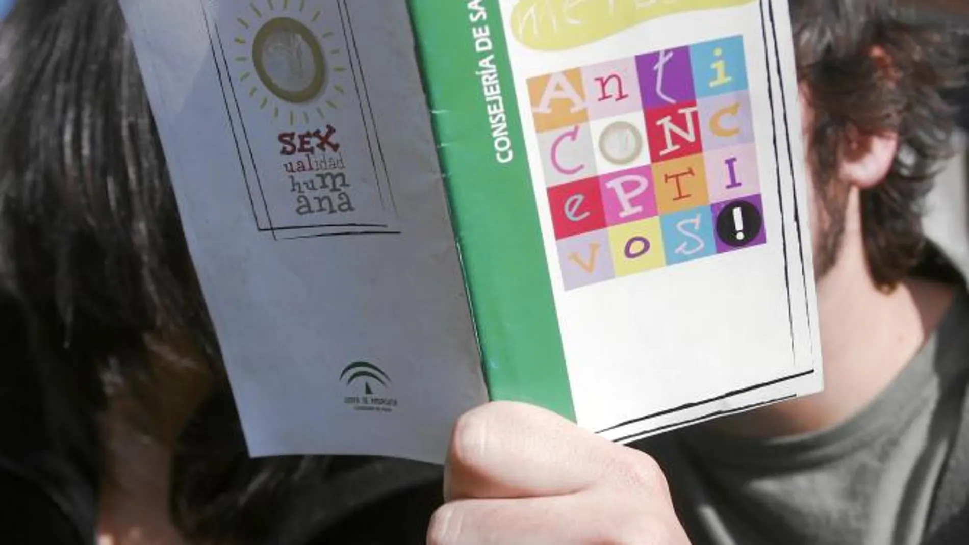 En la guía sexual distribuida en los institutos andaluces abundan las imágenes explícitas y que fomentan la homosexualidad