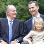 Zarzuela renueva su web con la foto del Rey, el Príncipe y la Infanta Leonor
