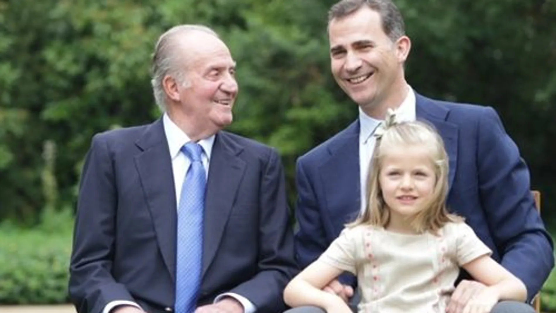 Zarzuela renueva su web con la foto del Rey, el Príncipe y la Infanta Leonor