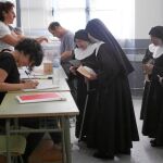 Un grupo de monjas ejercen su derecho al voto en las pasadas elecciones autonómicas y municipales