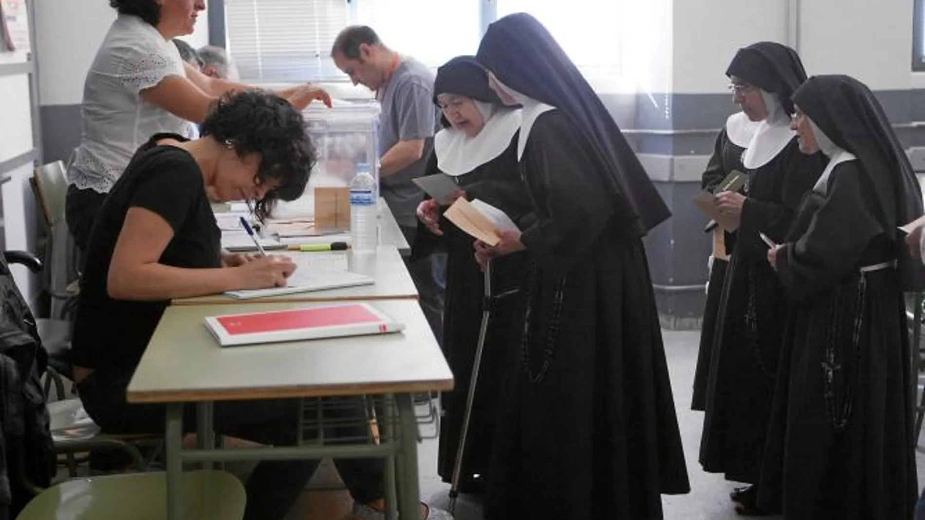 Un grupo de monjas ejercen su derecho al voto en las pasadas elecciones autonómicas y municipales