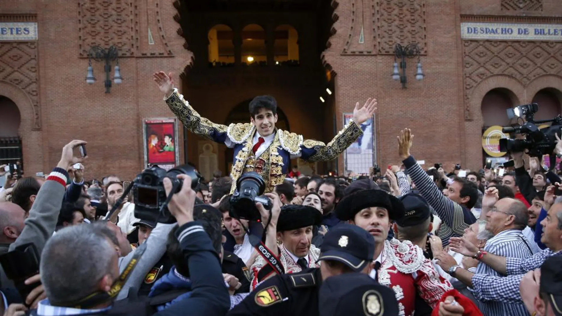 López Simón sale por la puerta grande de la plaza de toros de Las Ventas