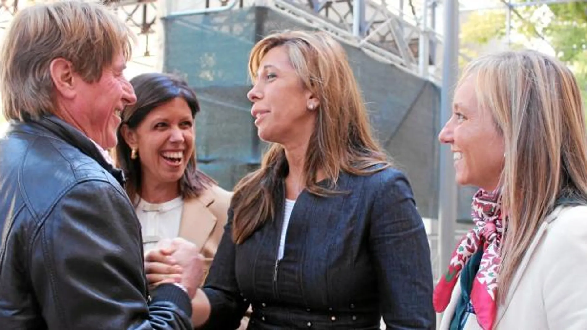 La candidata del PP catalán, Alicia Sánchez-Camacho, presentó a la cabeza de lista por Lleida, Dolors López (a la izquierda de la imagen)