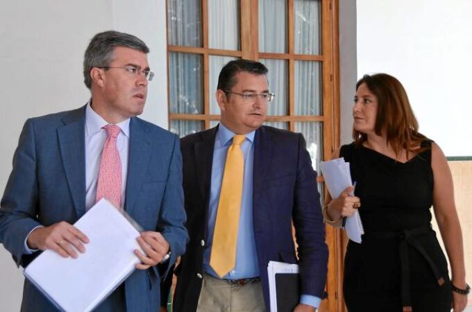 Antonio Sanz (centro), José Enrique Fernández de Moya y Carmen Crespo, ayer en el Parlamento andaluz