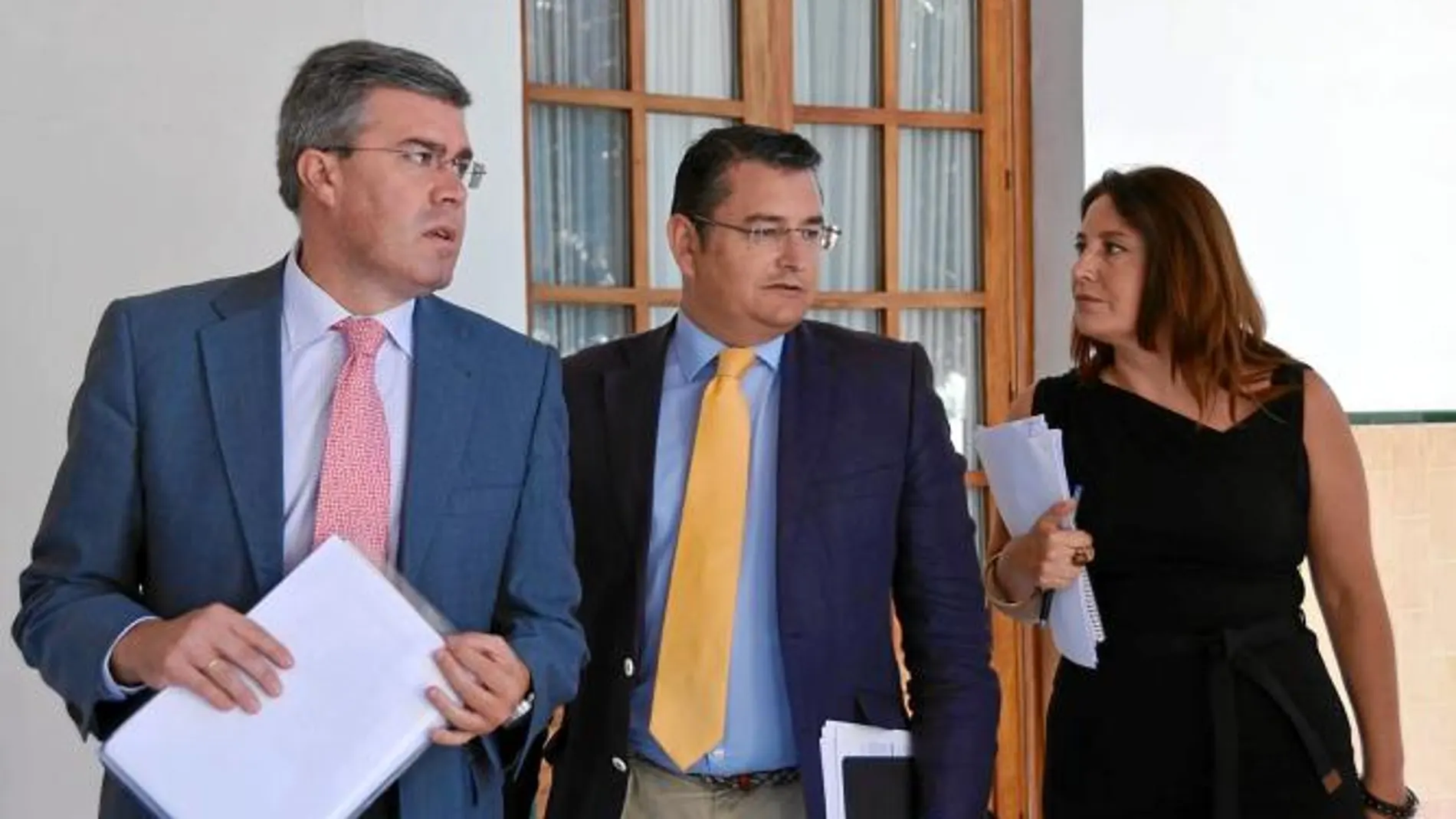 Antonio Sanz (centro), José Enrique Fernández de Moya y Carmen Crespo, ayer en el Parlamento andaluz