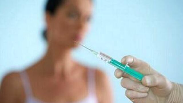 Un profesional se dispone a suministrar botox a una paciente