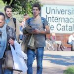 María José Campanario junto a sus compañeros, a la salida de la Universidad Internacional de Cataluña