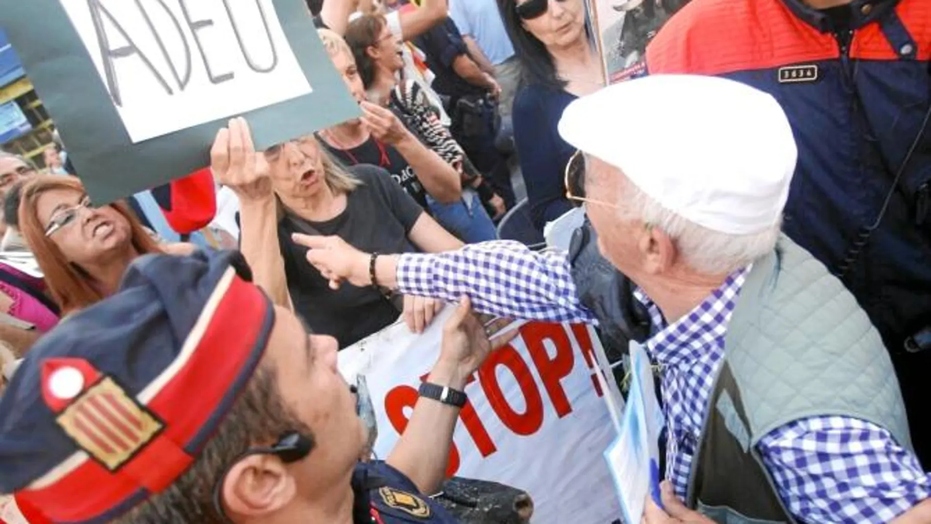 Los «antis» increpan a un aficionado junto a La Monumental