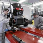 Trabajadores de la planta de Carrocería y Montaje de Renault en Valladolid fabrican el vehículo eléctrico «Twizy»