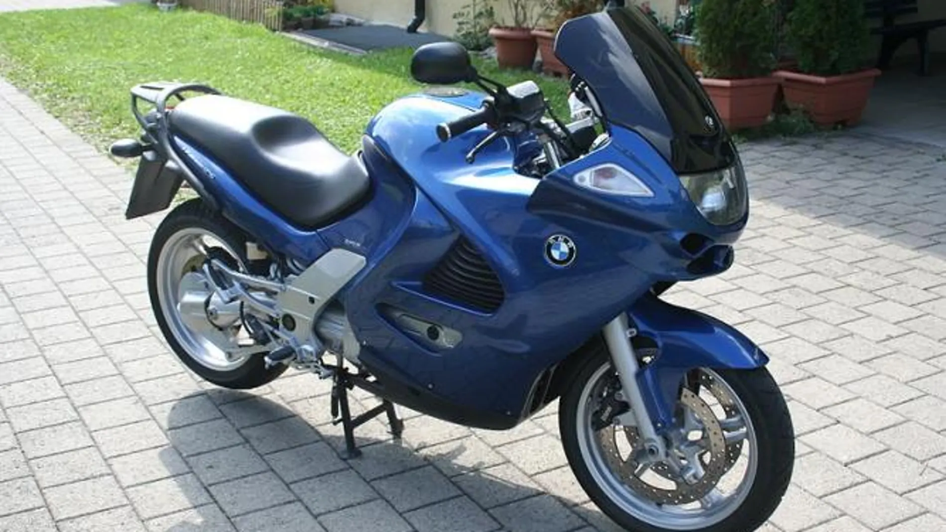 Demanda al fabricante de su moto por provocarle una erección de veinte meses