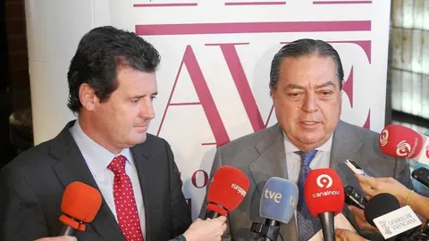 El vicepresidente del Consell, José Císcar, y el presidente de AVE, Vicente Boluda