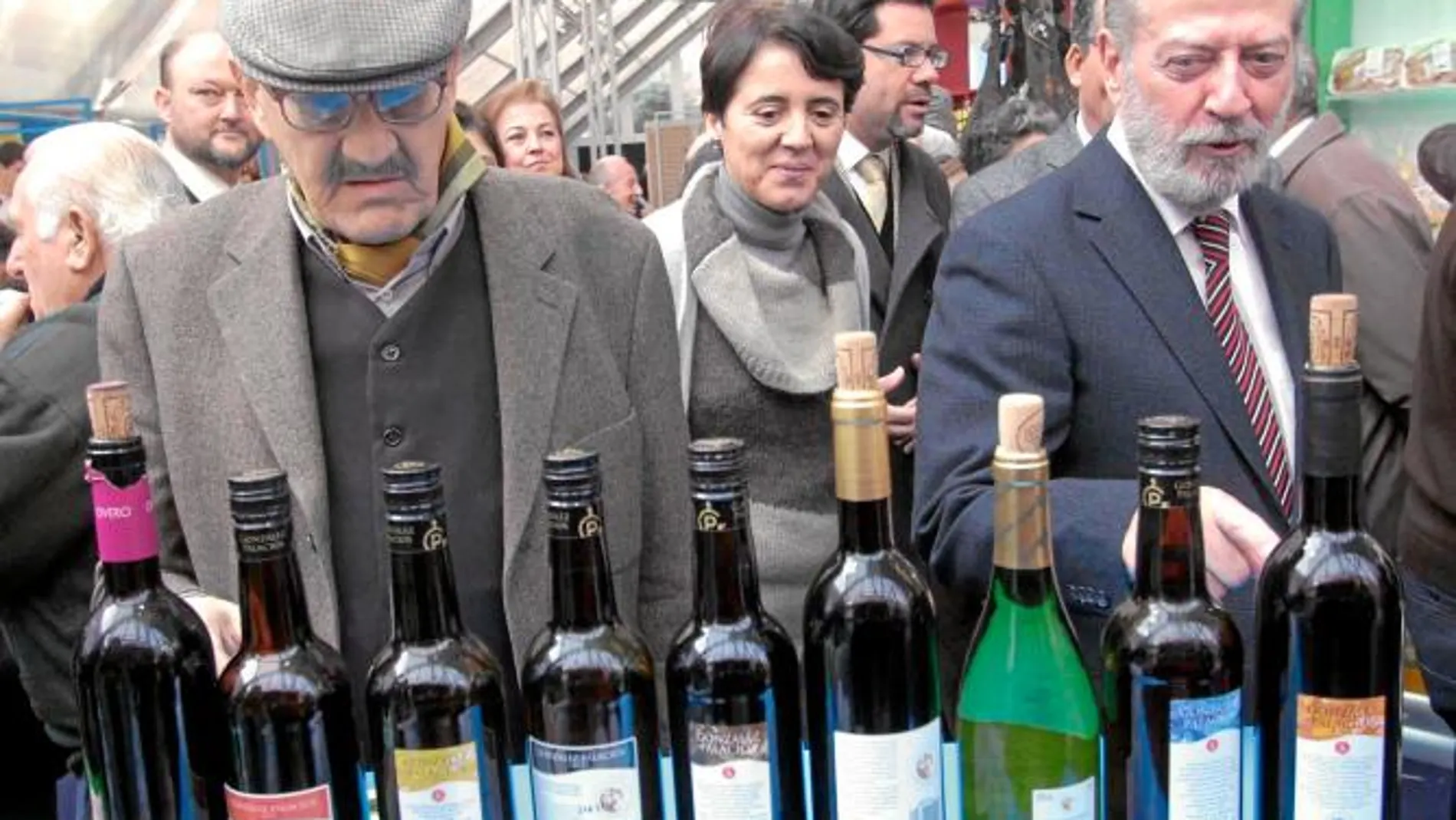 El presidente de la Diputación, Fernando Rodríguez Villalobos, inauguró ayer un mercado de artesanía