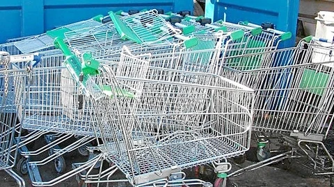 Los agentes hallaron una treintena de carros listos para convertirse en chatarra en un local de Vicálvaro donde compraban las cestas sustraídas