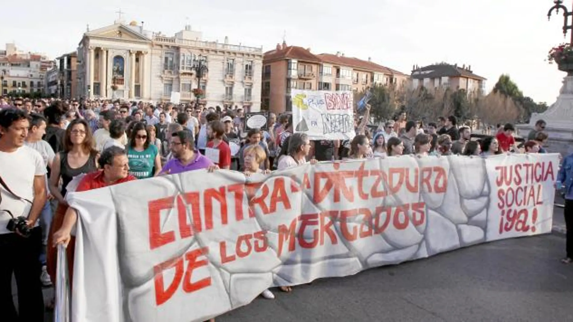 El 15-M rememora su aniversario con una manifestación por las calles de Murcia