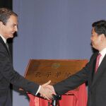 El presidente Zapatero, junto al viceministro de Educación de China, Di Zhanyuan, llamó la atención sobre la relevancia que tendrá en el futuro el turismo chino