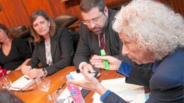 A la derecha, Adela Subirana durante la presentación del congreso