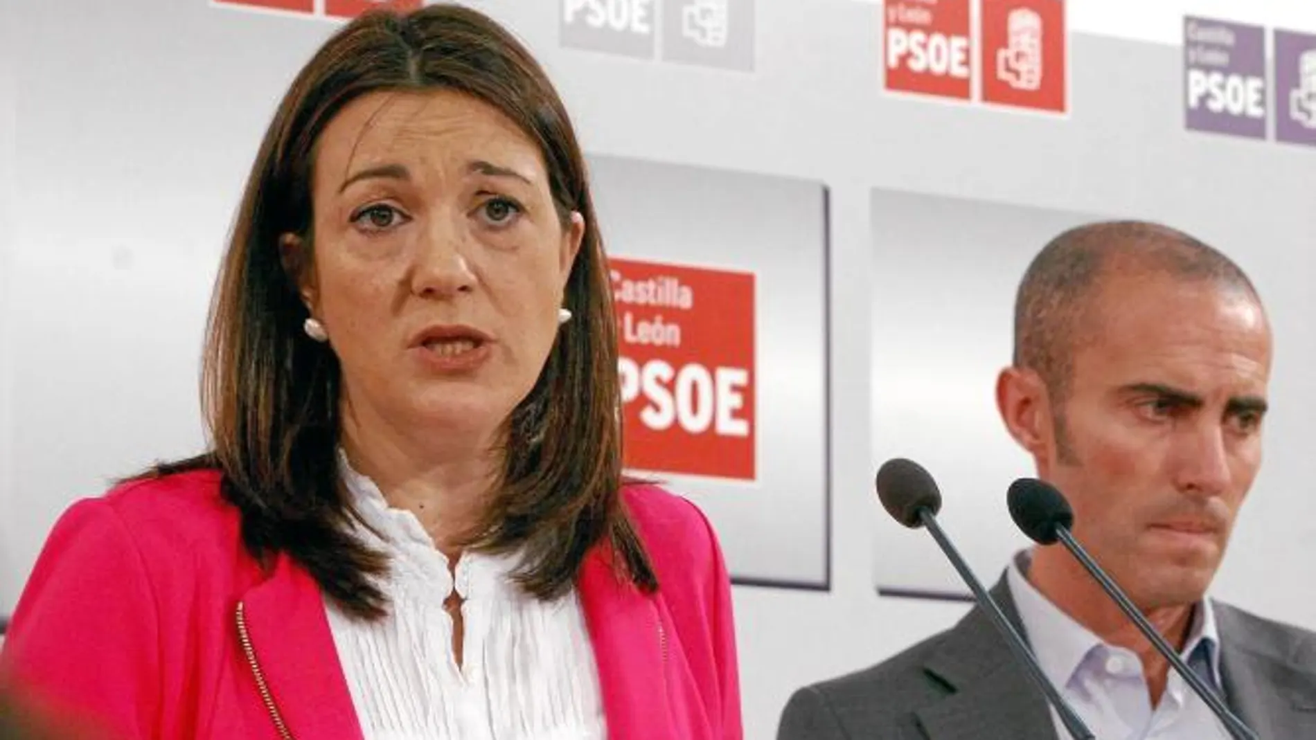 Los dirigentes socialistas Soraya Rodríguez y Julio López presentan la proposición socialista anti desahucios