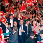 Rodríguez Zapatero y Óscar López son jaleados por entusiastas socialistas en el mitin celebrado en Ávila