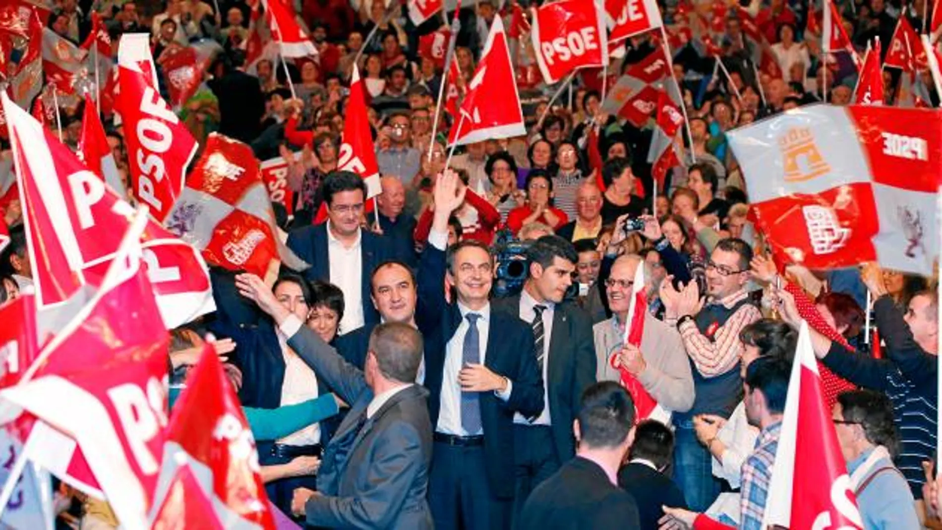 Rodríguez Zapatero y Óscar López son jaleados por entusiastas socialistas en el mitin celebrado en Ávila