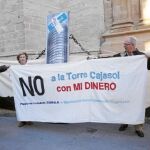 Protestas a los pies de la catedral La plataforma «Túmbala» y el movimiento «Manifiesto» protestaron ayer contra la construcción de la Torre Pelli en la Isla de la Cartuja. Junto a la puerta de San Miguel de la Catedral, varios miembros exhibieron pancart