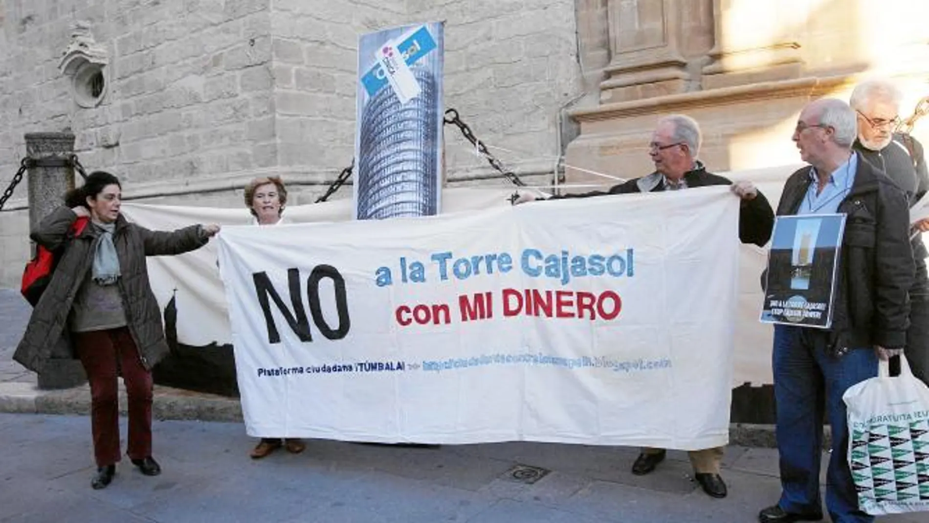 Protestas a los pies de la catedral La plataforma «Túmbala» y el movimiento «Manifiesto» protestaron ayer contra la construcción de la Torre Pelli en la Isla de la Cartuja. Junto a la puerta de San Miguel de la Catedral, varios miembros exhibieron pancart
