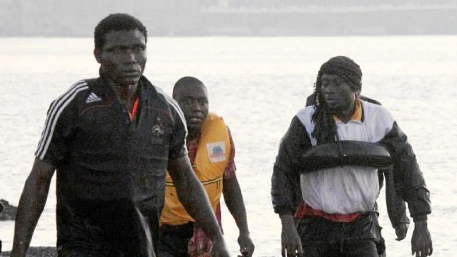 Imagen de algunos de los 65 inmigrantes que llegaron a nado a Ceuta el pasado jueves