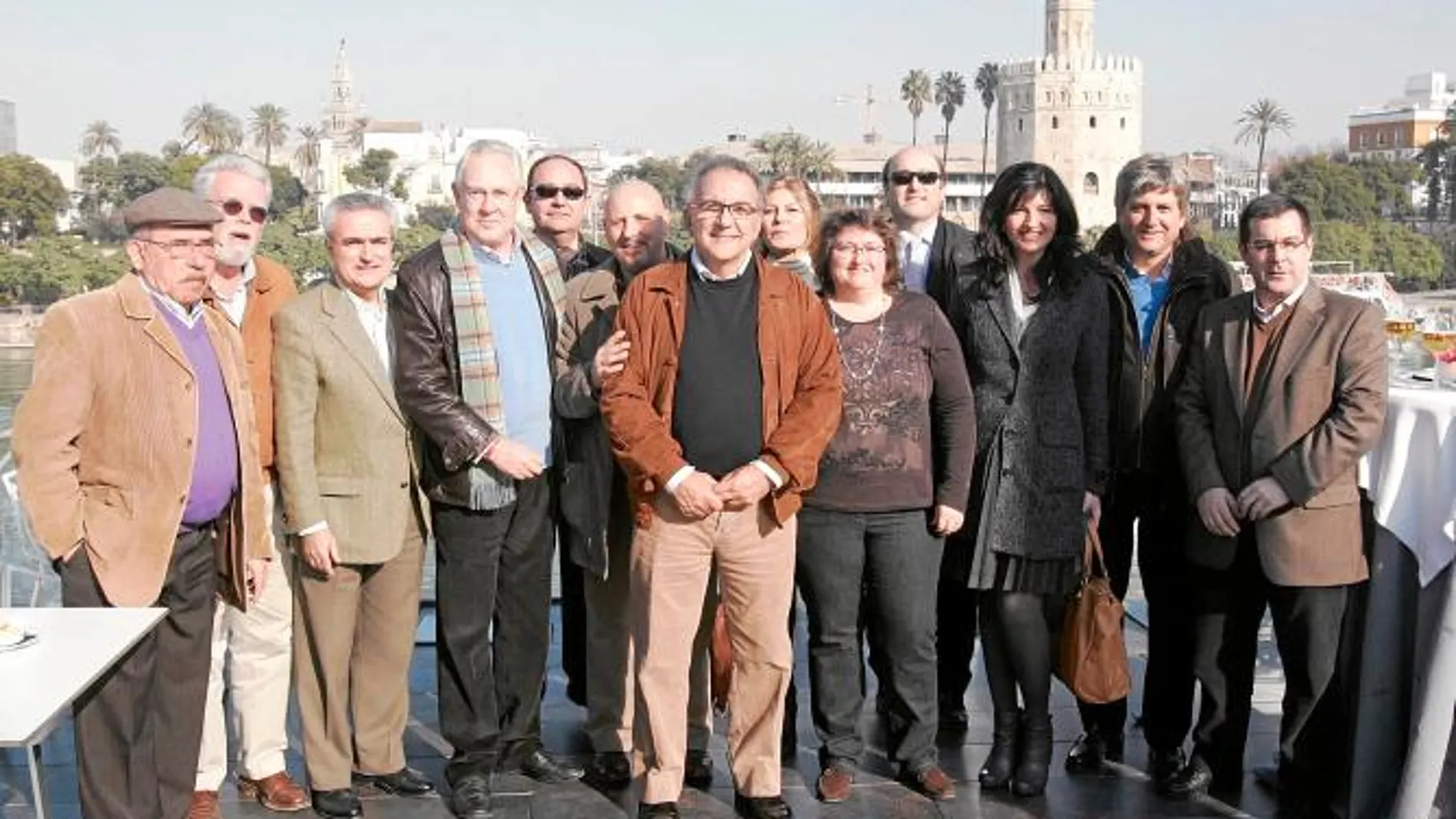 Ricardo Acosta dirigió la tertulia «Sevillanos de Guardia», donde se daban cita las voces más autorizadas de Sevilla y provincia