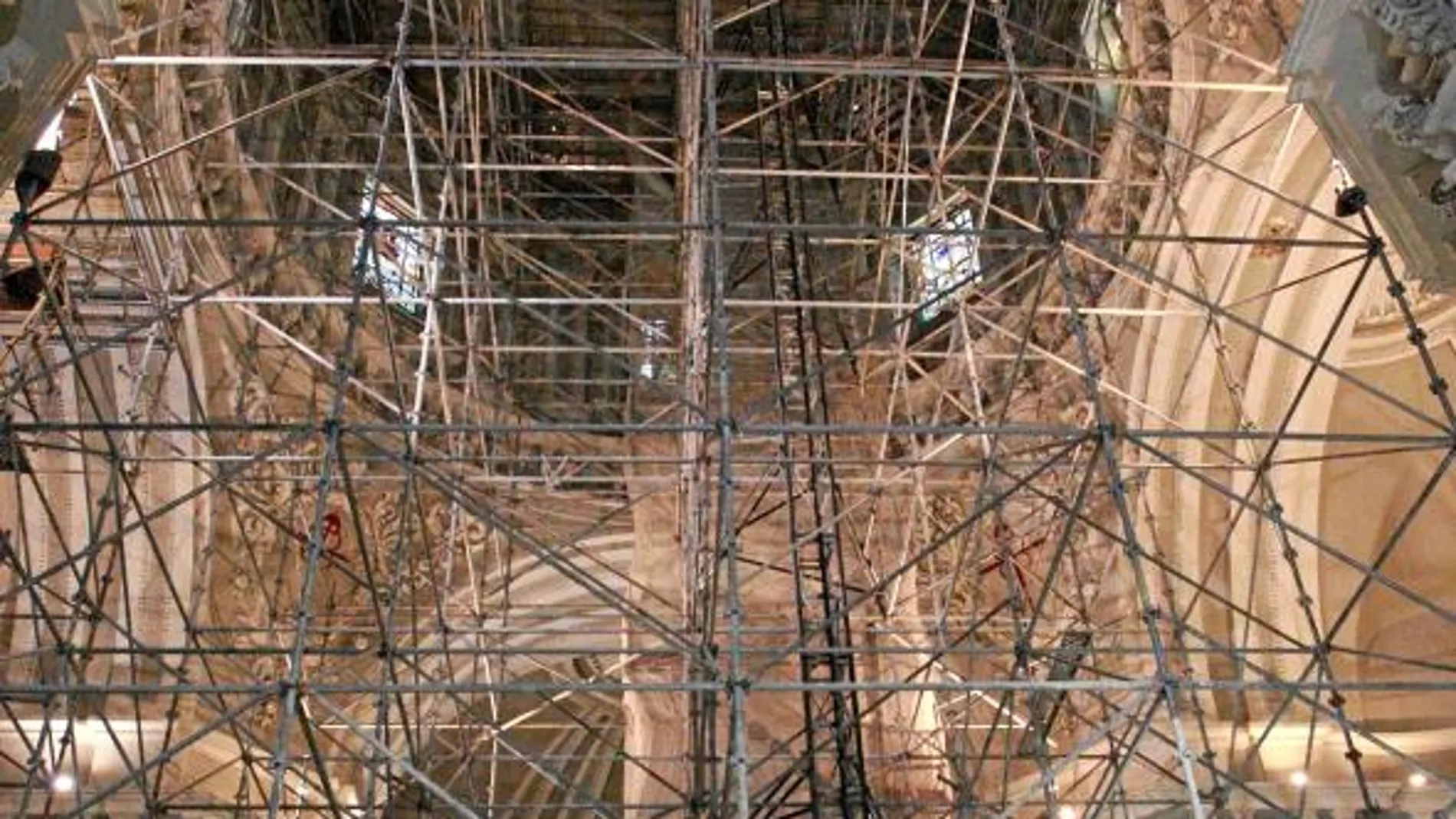 Los andamios de las obras han permitido crear pasarelas para que el público aprecie todos los detalles de la rehabilitación del convento