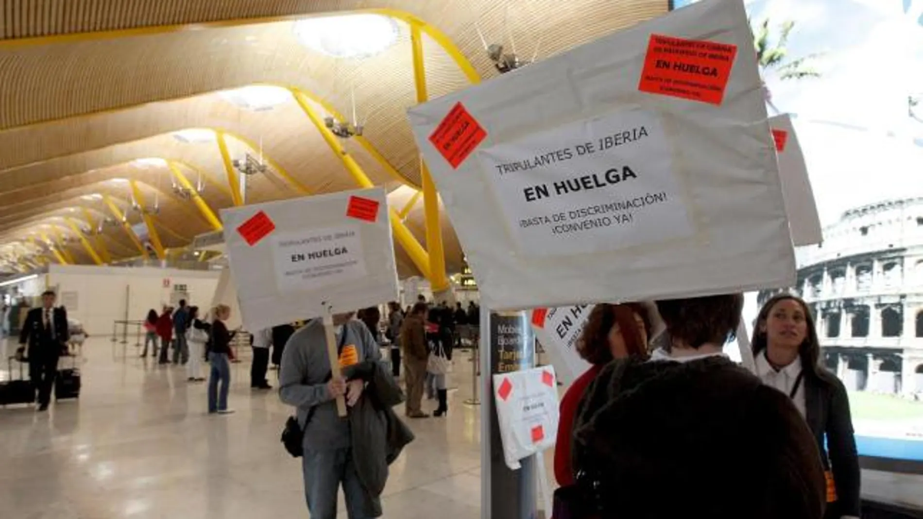 Iberia cancela 140 vuelos este viernes por la huelga de tripulantes de cabina