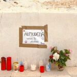 Los vecinos de El Salobral (Albacete) han colocado velas en el lugar donde murió Almudena como muestra de apoyo a la familia
