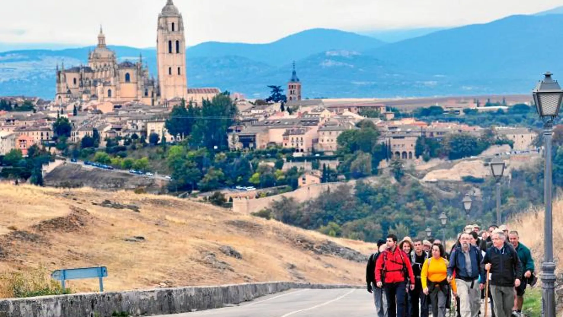 La primera expedición, organizada por el Adelantado de Segovia, partió desde la catedral de Segovia en dirección a Santo Domingo de Pirón.