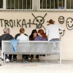 Un grupo de estudiantes charla en el exterior de un instituto madrileño