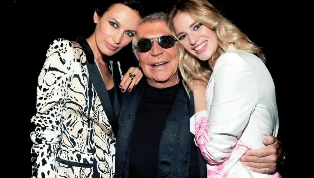 El diseñador italiano Roberto Cavalli, junto a las modelos españolas Nieves Álvarez y Teresa Baca, durante su desfile en la Semana de la Moda de Milán en Italia