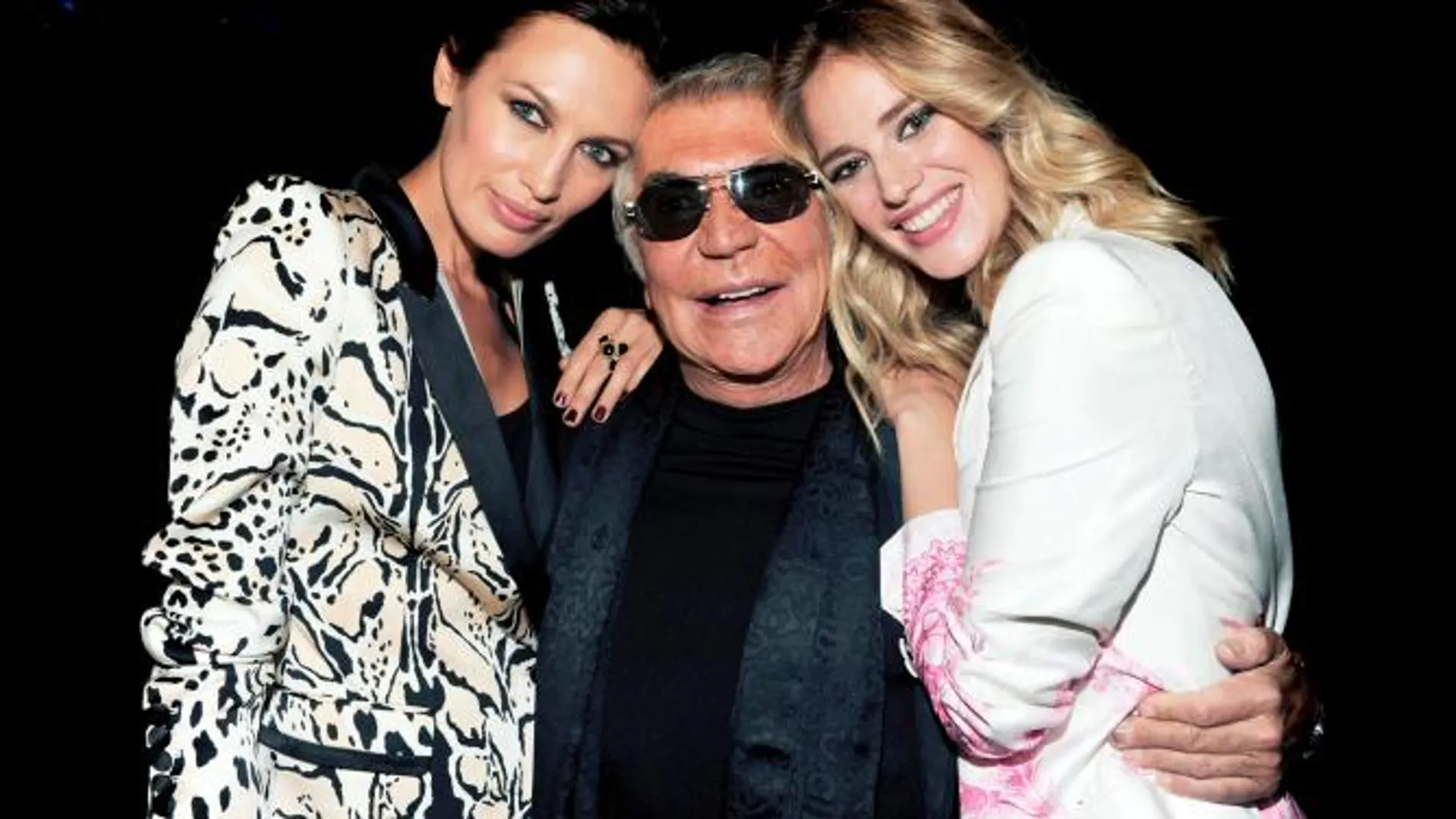 El diseñador italiano Roberto Cavalli, junto a las modelos españolas Nieves Álvarez y Teresa Baca, durante su desfile en la Semana de la Moda de Milán en Italia