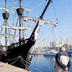 Nao Victoria atraca en el puerto de Barcelona