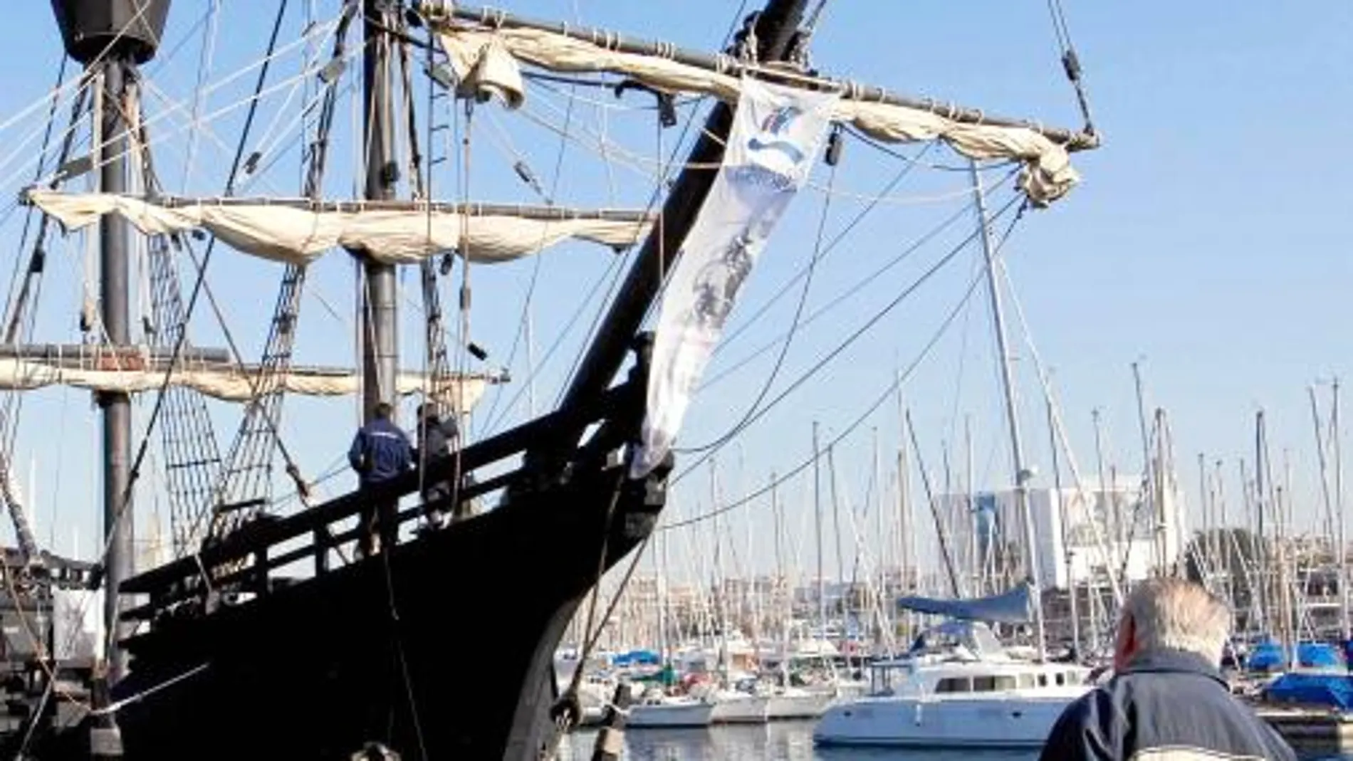 Nao Victoria atraca en el puerto de Barcelona