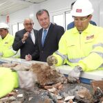El consejero Antonio Silván, junto con Emiliano Alonso, durante su visita a la planta de Fresno de la Ribera