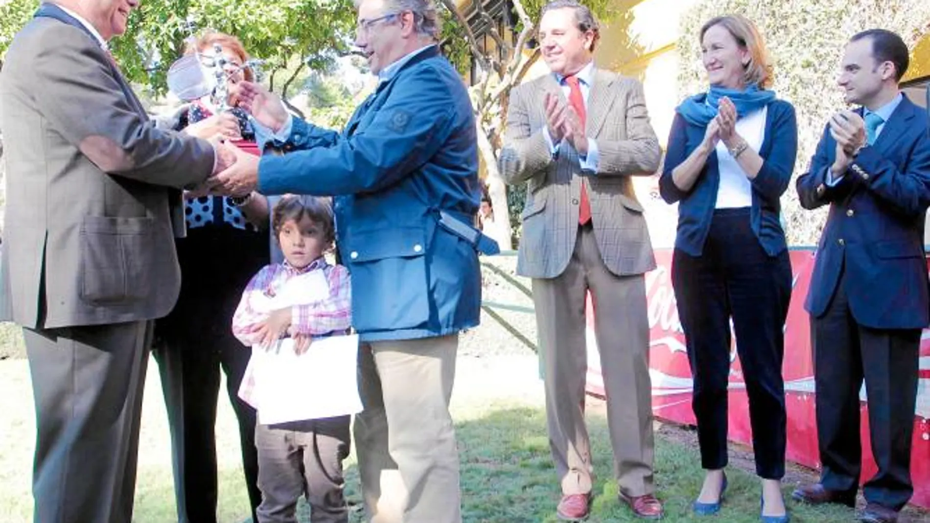 El alcalde, Juan Ignacio Zoido, entregó ayer unos premios en el Club Pineda