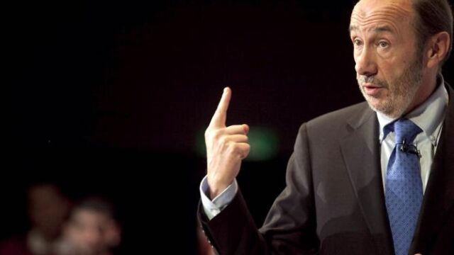 Rubalcaba en Twitter: «Compañeros y compañeras no votéis contra nadie»