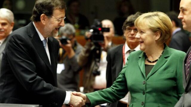 La negativa de Angela Merkel a que la línea de crédito para sanear la banca española no compute como deuda deja al Gobierno más cerca de la petición de ayuda del Banco Central Europeo, que puede producirse antes de un mes, según fuentes gubernamentales.