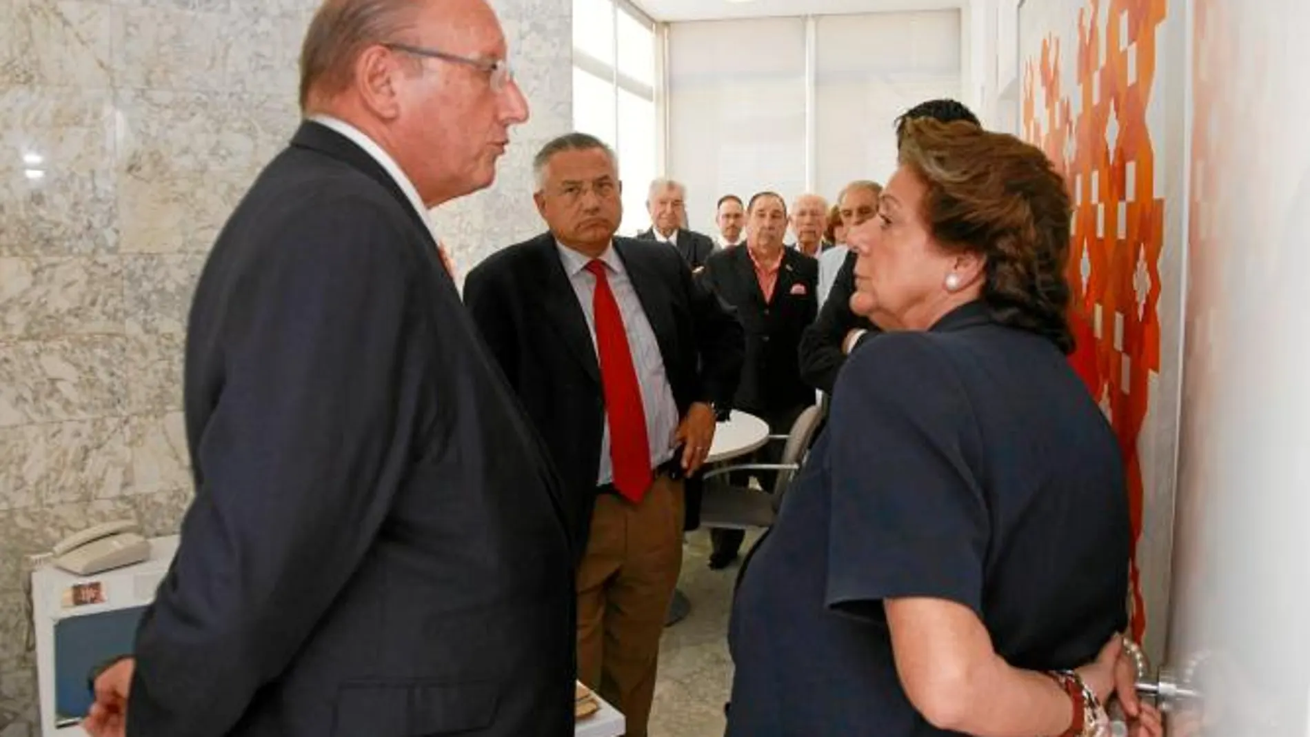 La alcaldesa en la inauguración del Centro de Atención al Mayor